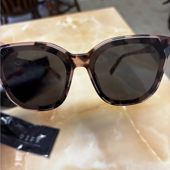 Gently used Diff sunglasses - Picture 2 of 4